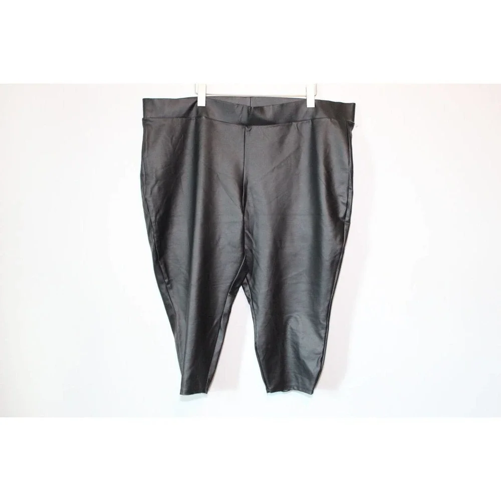 ✨2/$20 Torrid Crop Platinum Legging Coated Ponte Macrame Back Black Size 4 4X - Picture 4 of 11